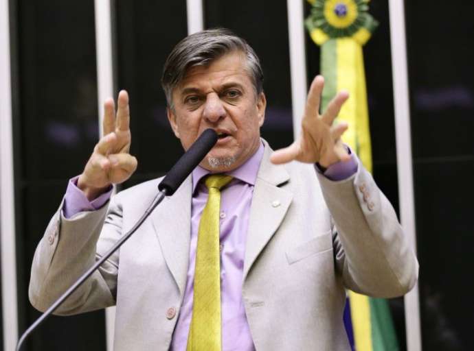 Deputado propõe amputação de mãos de políticos corruptos